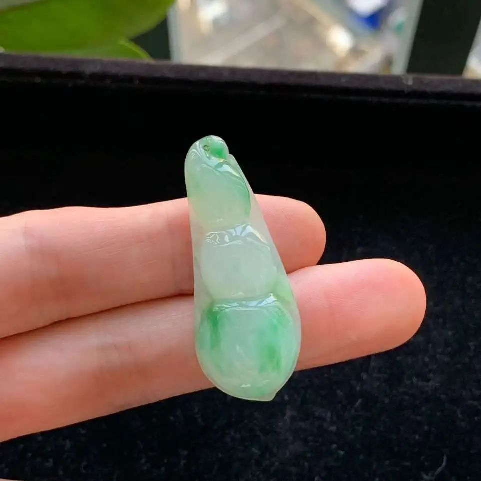 A货天然翡翠冰糯种飘绿福豆吊坠重量8.19
3月5日