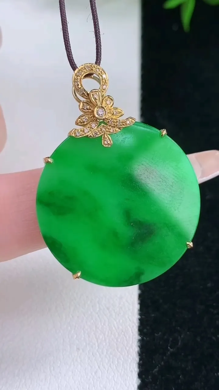 天然A货翡翠无事牌吊坠，尺寸27.2-4.6，重量:7.05g
3月5日