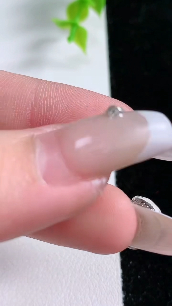 天然A货翡翠马鞍戒面，尺寸14-5.7-2.3，重:0.50g2026年3月5日
工厂直销收藏佳品,种好水足，色泽均匀，有种有色，上手高大气！