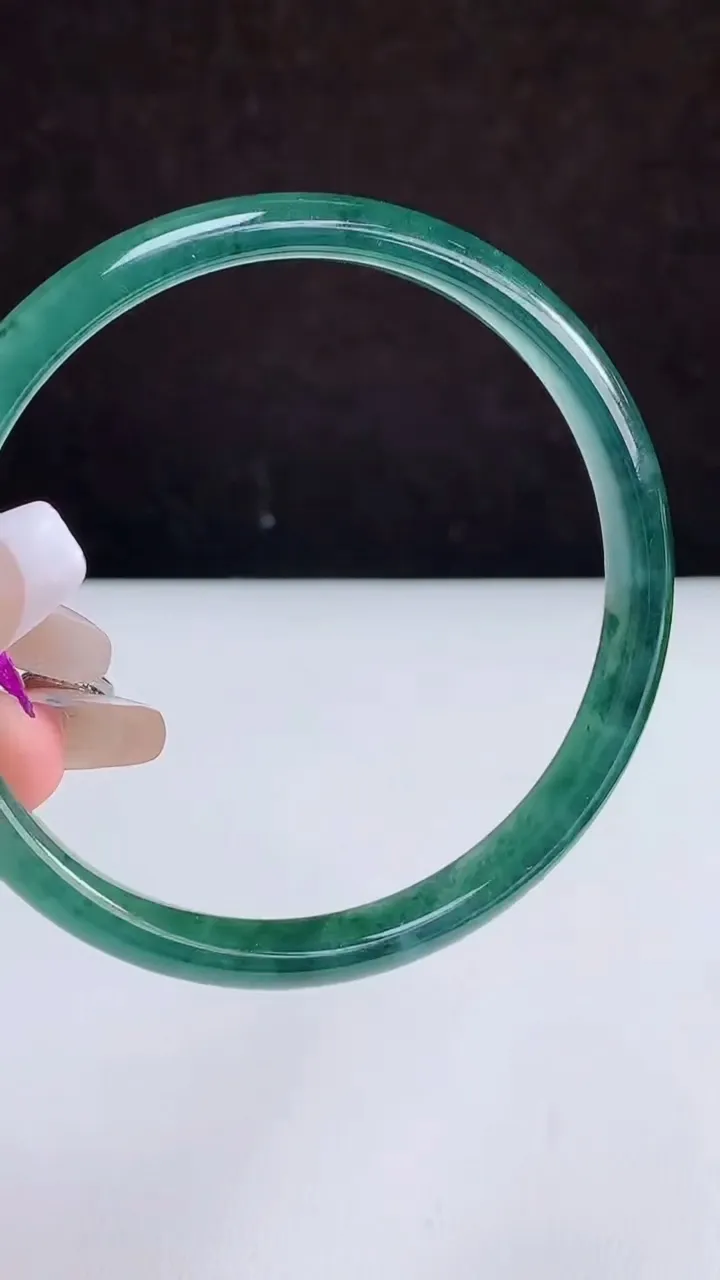 圈口60-61翡翠a货蓝水宽边大圈口手镯尺寸61-8.2-5，重量:28.94g3月5日