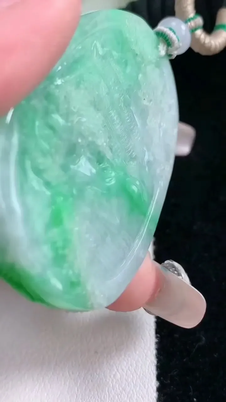 天然A货翡翠山水牌吊坠，尺寸50.6-36.4-12.5，重量:47.47g
3月5日