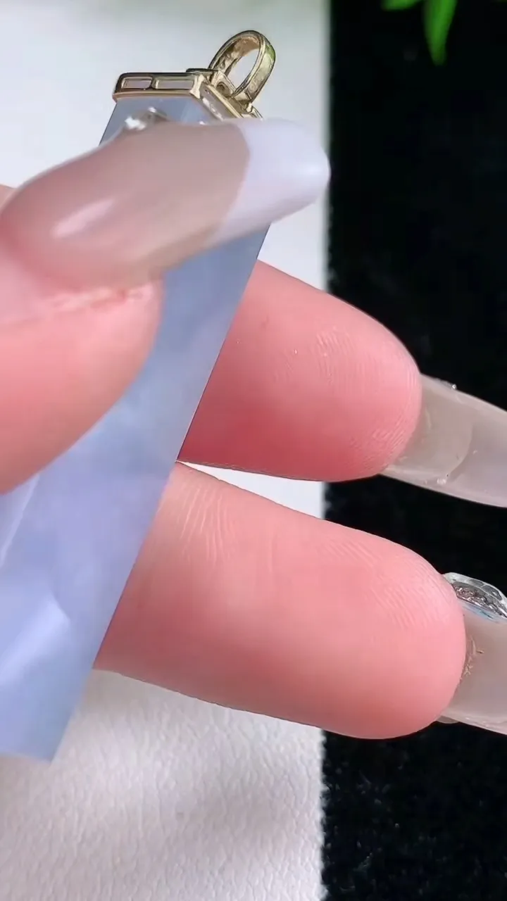 天然A货翡翠18K金紫罗兰无事牌吊坠，尺寸43.2-11-5.6，重量:11.14g
3月5日