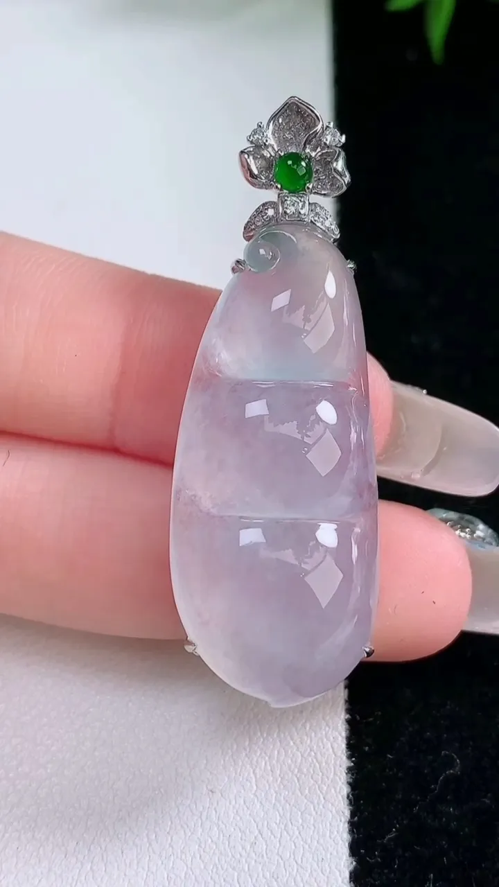 天然A货翡翠种白冰福豆吊坠，尺寸46-35.7-16-9.4，重量9.67g
3月5日
