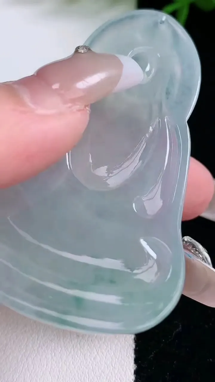 天然A货翡翠种飘花观音菩萨吊坠，尺寸61.7-37.4-5.8，重量:25.81g
3月5日