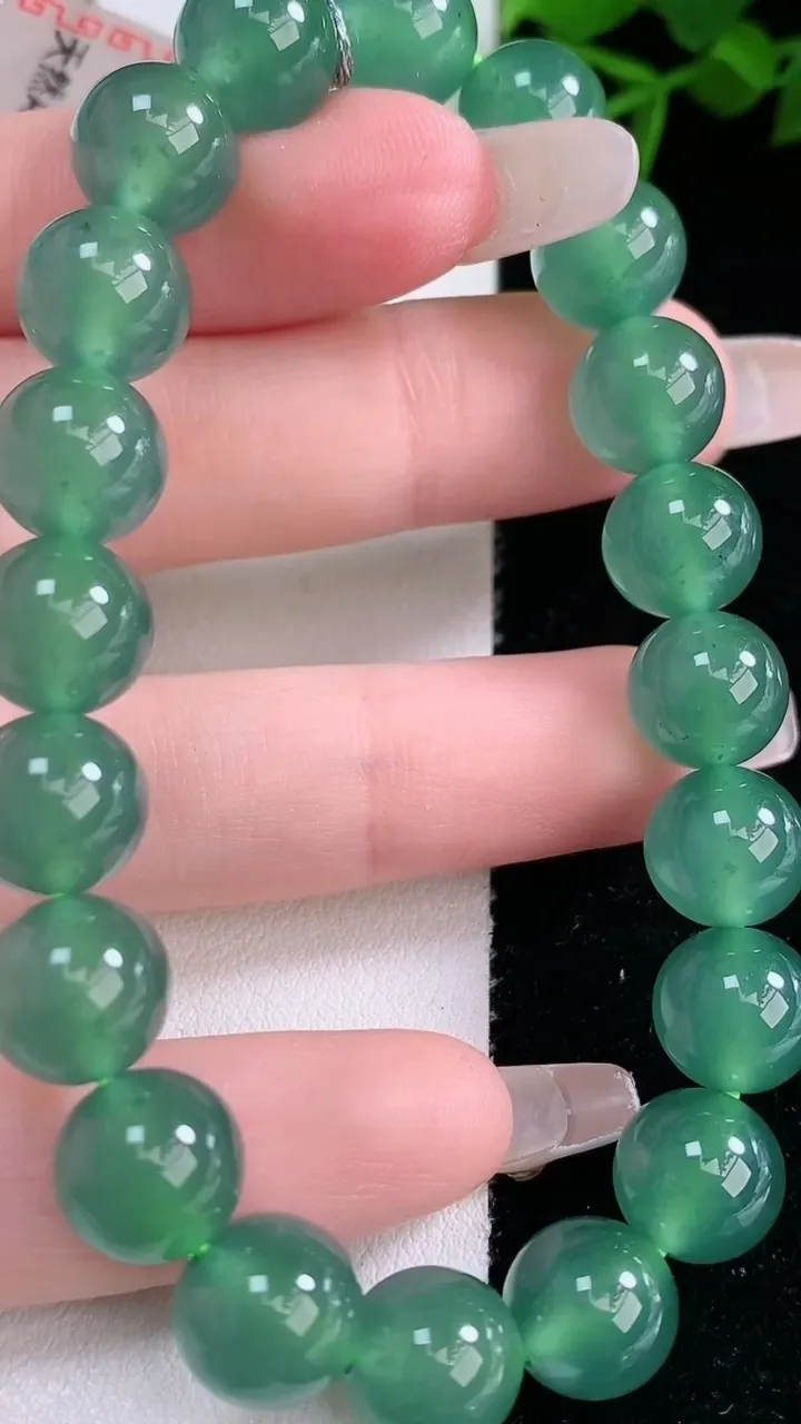 天然A货翡翠圆珠手串，尺寸9.8-20颗，重量:32.93g3月5日
工厂直销收藏佳品,种好水足，色