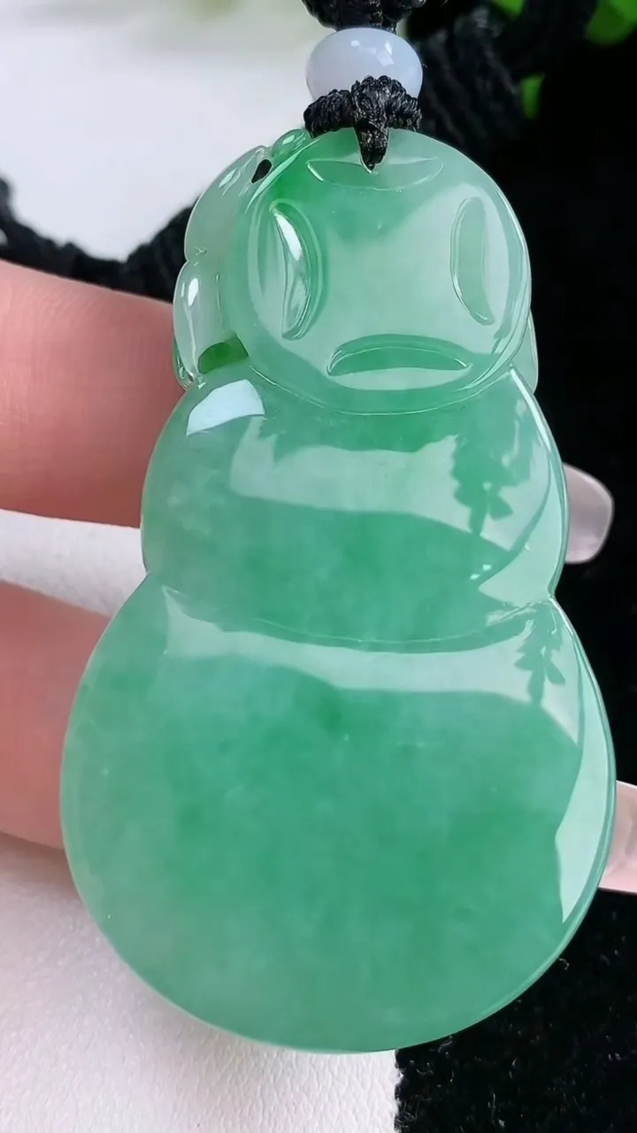 天然A货翡翠葫芦吊坠，尺寸52.6-32-12.7，重量:44.45g
3月5日