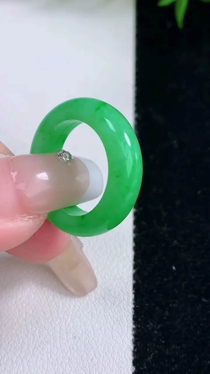 天然A货翡翠指环戒指，尺寸16.7-5.5-3.3，重量:4.61g2026年3月5日
工厂直销收藏佳品,种好水足，色泽均匀，有种有色，上手高大气！