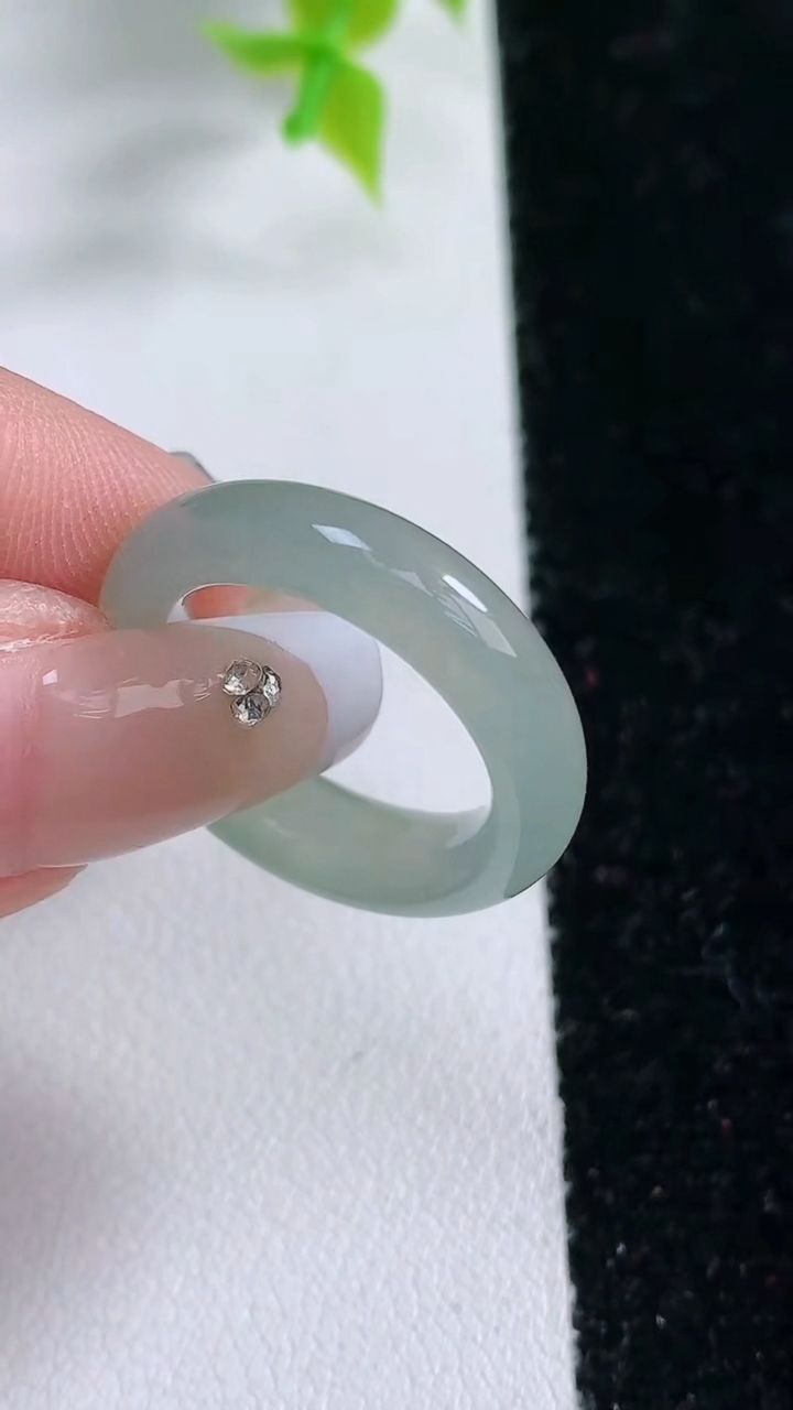 天然A货翡翠指环戒指，尺寸16.6-6-4，重:3.74g2026年3月5日
工厂直销收藏佳品,种好水足，色泽均匀，有种有色，上手高大气！