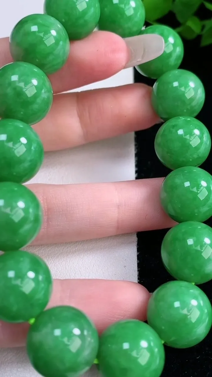 天然A货翡翠圆珠手串，尺寸14.3-15颗，重量:75.42g3月5日
工厂直销收藏佳品,种好水足，色泽均匀，有种有色，上手高大气！