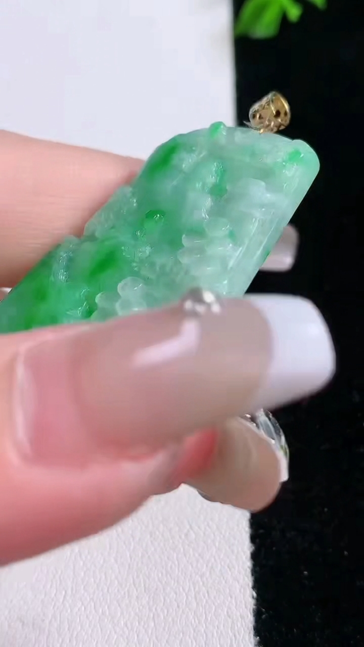 天然A货翡翠山水牌吊坠，尺寸45.2-27.6-5，重量:13.83g
3月6日