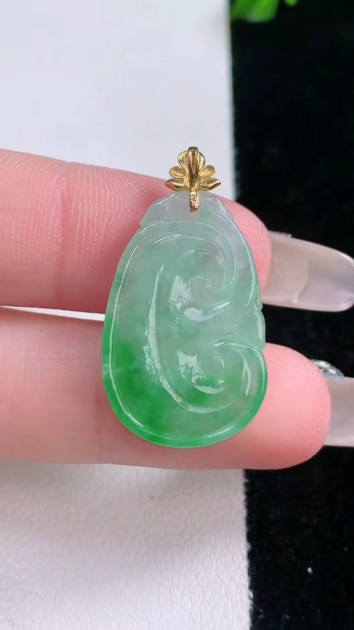 天然A货翡翠如意吊坠，尺寸25.5-15.8-2.8，重量:2.75g
3月6日