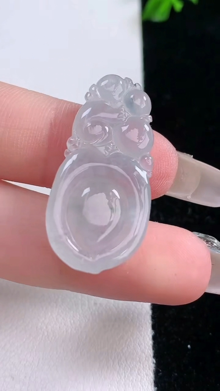 天然A货翡翠寿桃吊坠，尺寸31.7-15.7-4.5，重量:4.70g
3月6日