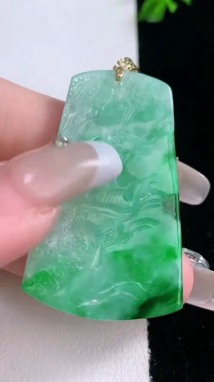 天然A货翡翠山水牌吊坠，尺寸45.2-27.6-5，重量:13.83g
3月6日