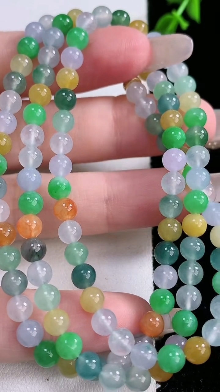 天然A货翡翠种三彩圆珠项链，尺寸4.8-101颗，重量:24.37g
3月6日