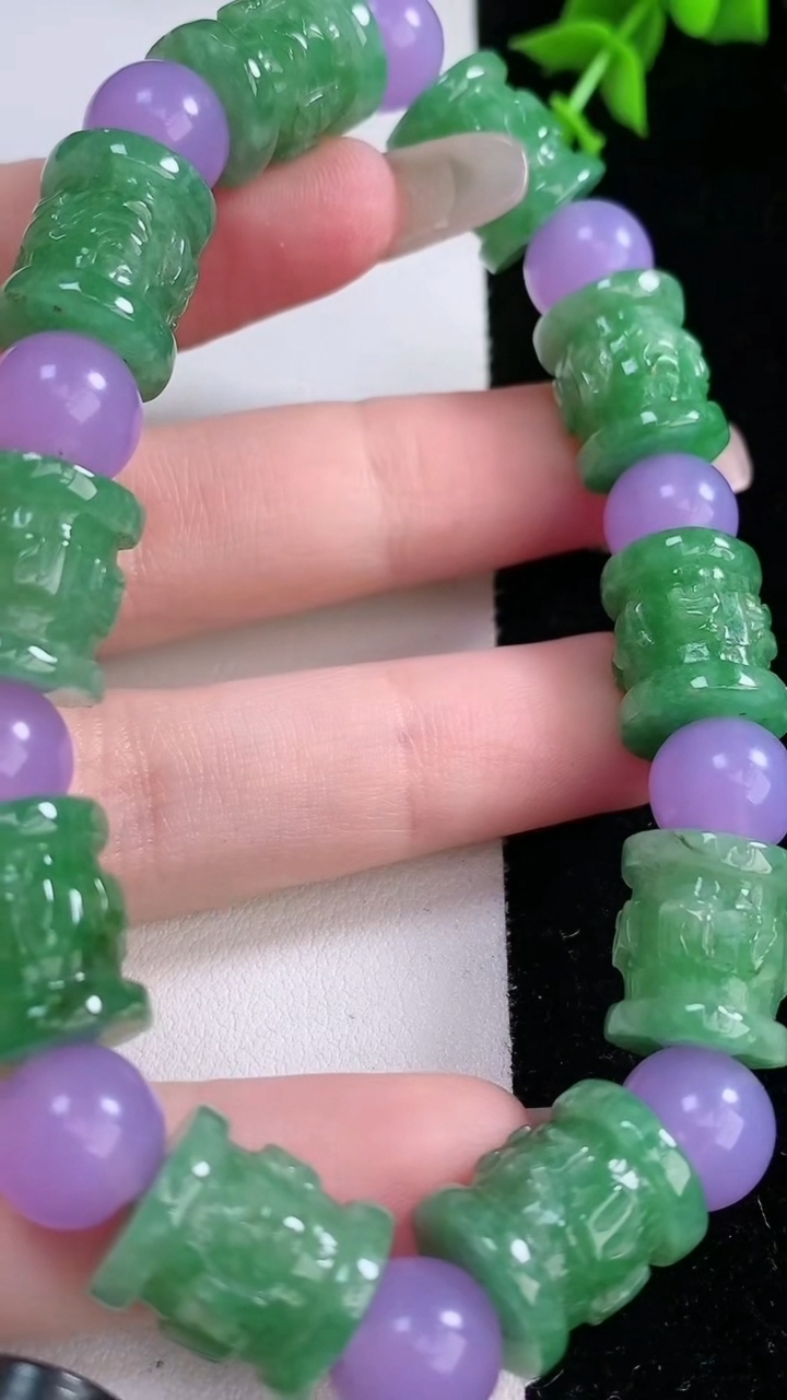 天然A货翡翠路路通手串，尺寸12.8-10.8-10颗，重量:37.78g3月6日
工厂直销收藏佳品,种好水足，色泽均匀，有种有色，上手高大气！