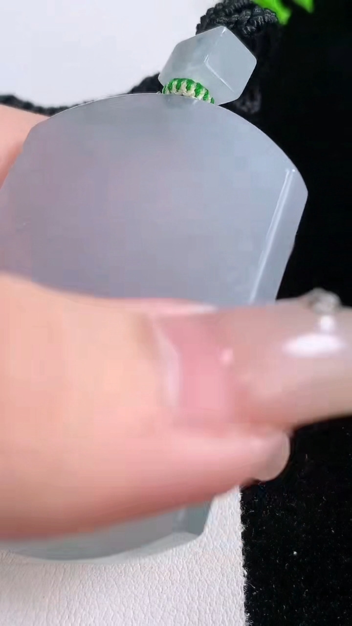 天然A货翡翠无事牌吊坠，尺寸53-38.8-5.9，重量:42.21g
3月6日