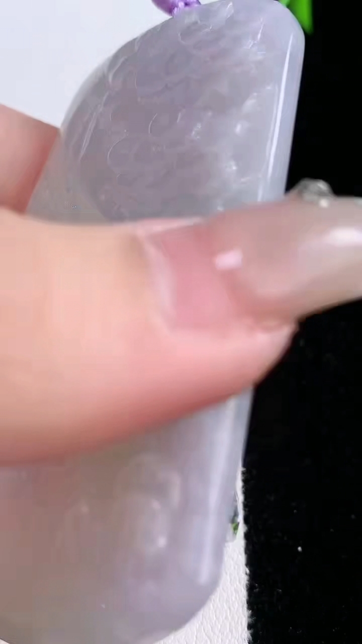 天然A货翡翠山水牌吊坠，尺寸70.7-42-5.6，重量:43.77g
3月6日