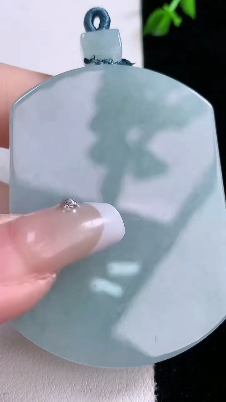 天然A货翡翠无事牌吊坠，尺寸55.8-42.6-5.6，重量:41.00g
3月6日