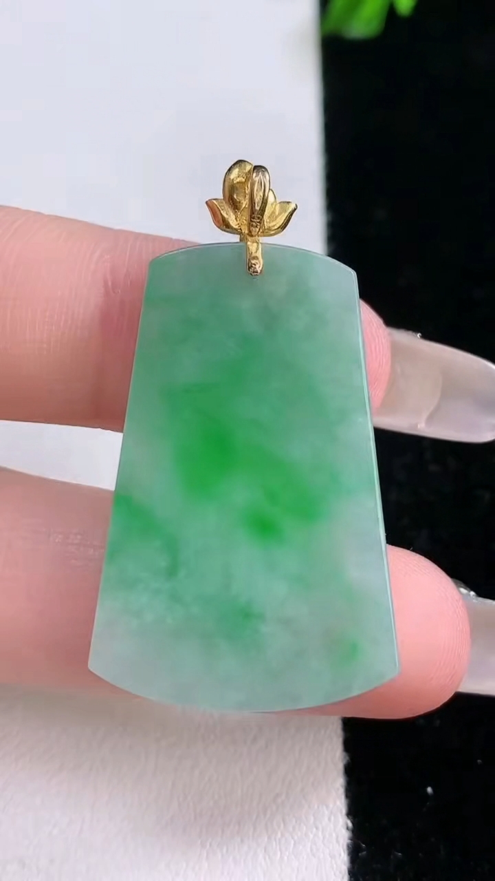 天然A货翡翠无事牌吊坠，尺寸33.2-21.8-3.8，重量:7.71g
3月6日