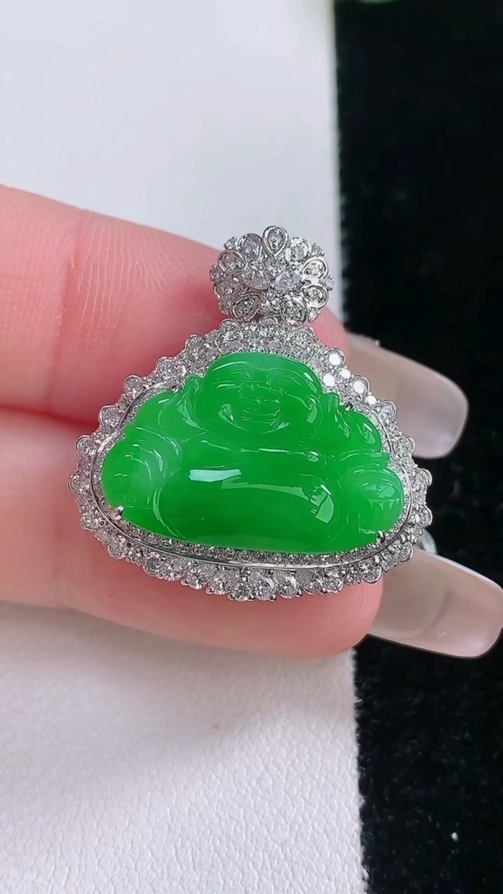 天然A货翡翠佛公吊坠，尺寸26.2-25.4-10，裸石13-19.6重量:5.26g
3月6日