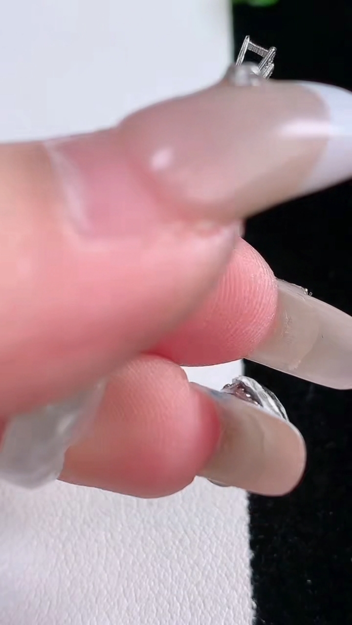 天然A货翡翠观音菩萨吊坠，尺寸36-22.2-3.7，重量:6.16g
3月6日