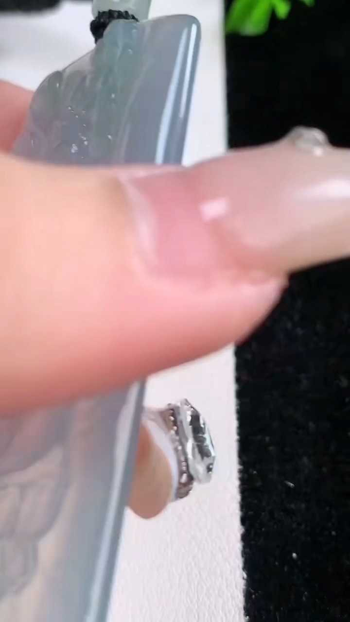 天然A货翡翠观音菩萨吊坠，尺寸60.3-38-4，重量:28.32g
3月6日