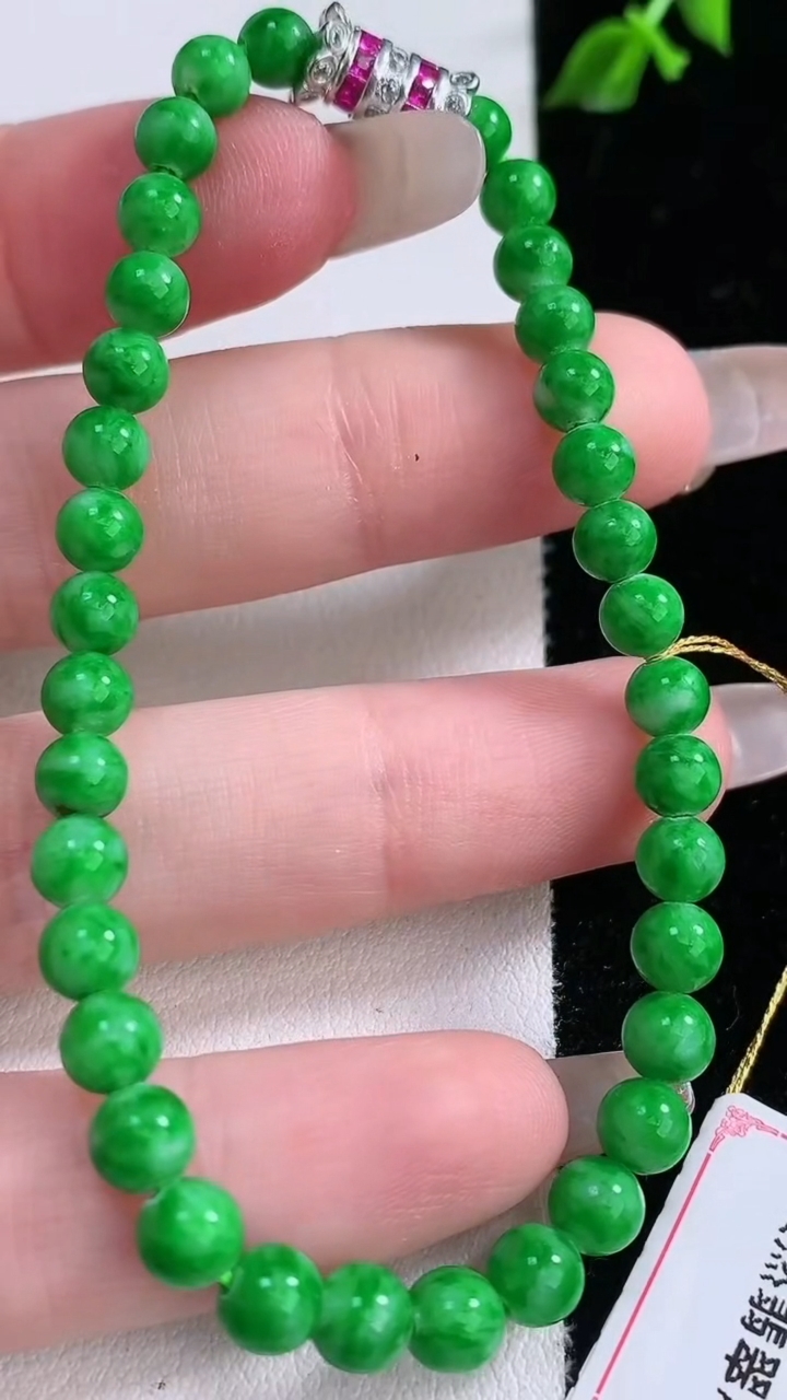 天然A货翡翠圆珠手串，尺寸4.7-35颗，重量:8.88g3月6日
工厂直销收藏佳品,种好水足，色泽均匀，有种有色，上手高大气！