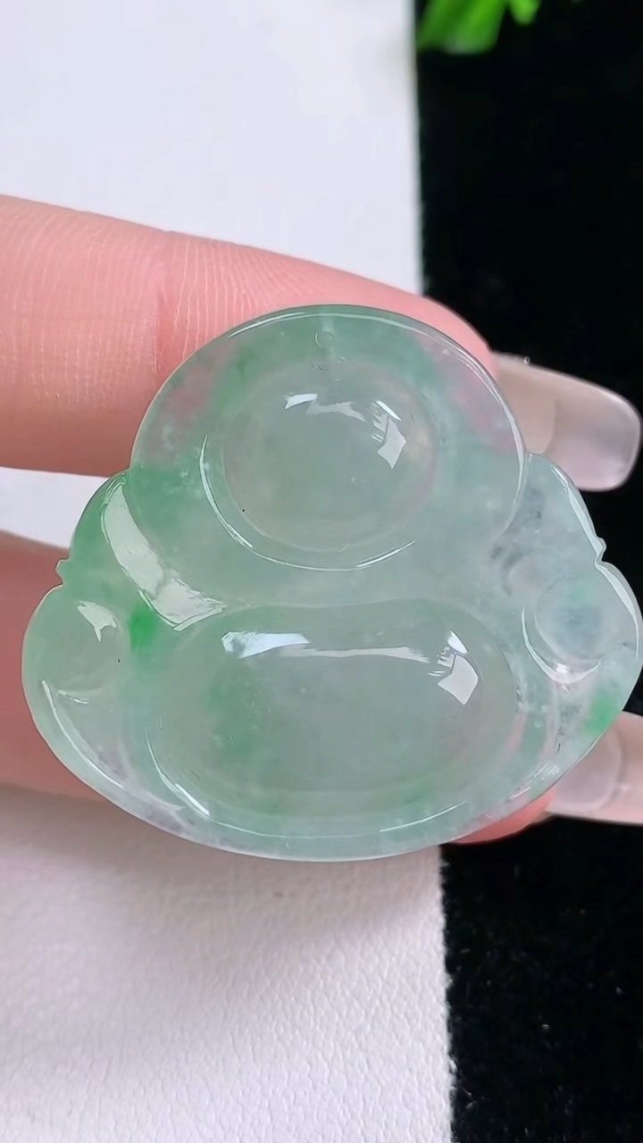 天然A货翡翠佛公吊坠，尺寸31.8-35.7-8.2，重量:14.17g
3月6日