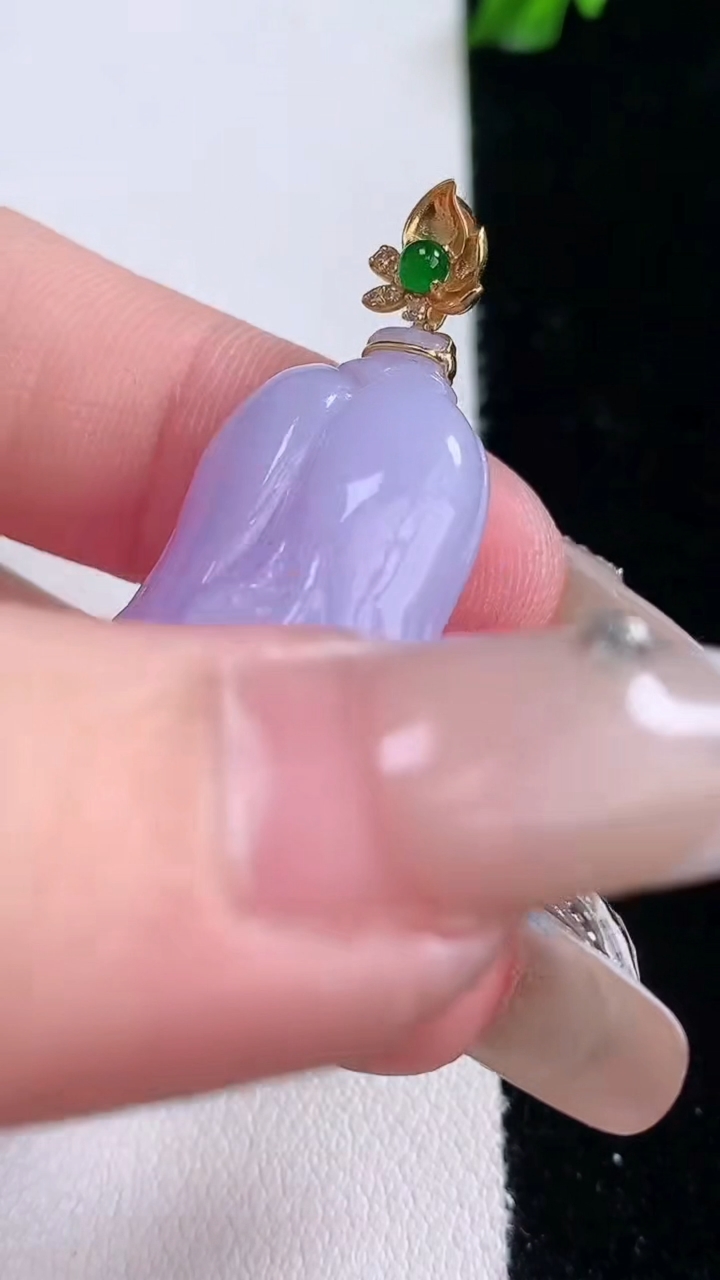 天然A货翡翠18K金紫罗兰白菜吊坠，尺寸32.5-19.6-10.5，重量:12.13g
3月6日