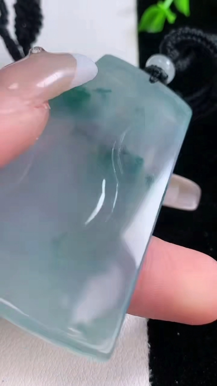 天然A货翡翠种飘花大势至菩萨吊坠，尺寸59-36.3-4.7，重量:31.39g
3月6日