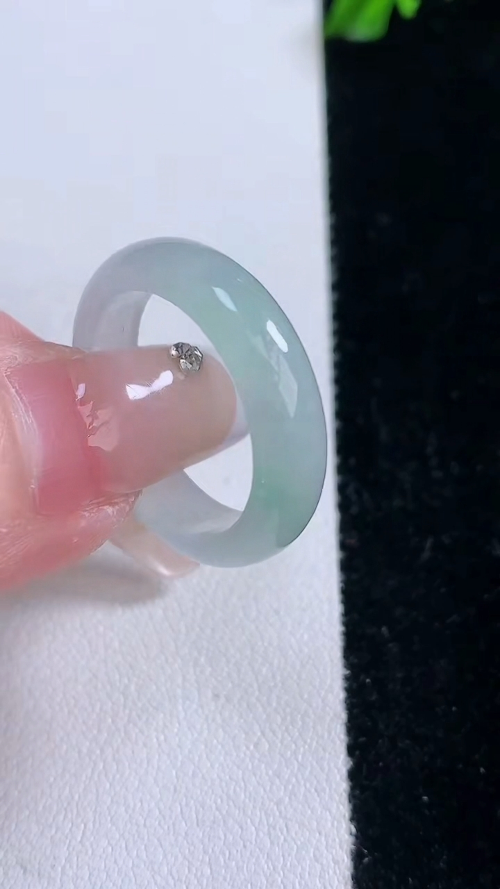 天然A货翡翠指环戒指，尺寸18.8-5-2.7，重量:3.63g2026年3月6日
工厂直销收藏佳品,种好水足，色泽均匀，有种有色，上手高大气！