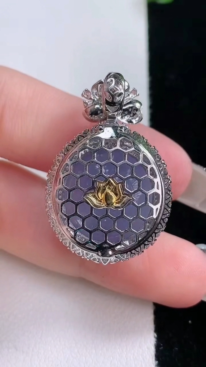 天然A货翡翠18K金紫罗兰蛋面吊坠，尺寸34.3-22-13.8，裸石17-16重量:8.43g
3月6日