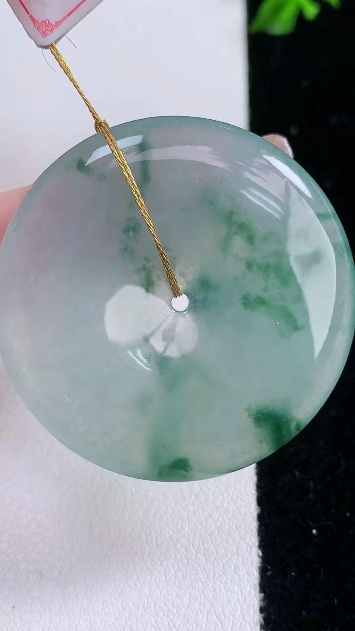 天然A货翡翠冰种飘花平安扣吊坠，尺寸38.8-5.2，重量:17.52g
3月6日