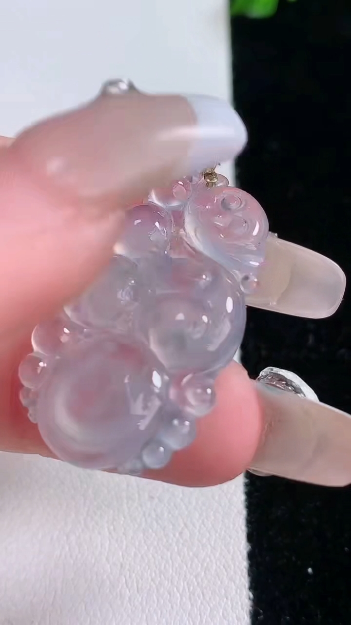 天然A货翡翠种飘花生肖猴吊坠，尺寸30.3-18.5-3.7，重量:2.84g
3月6日