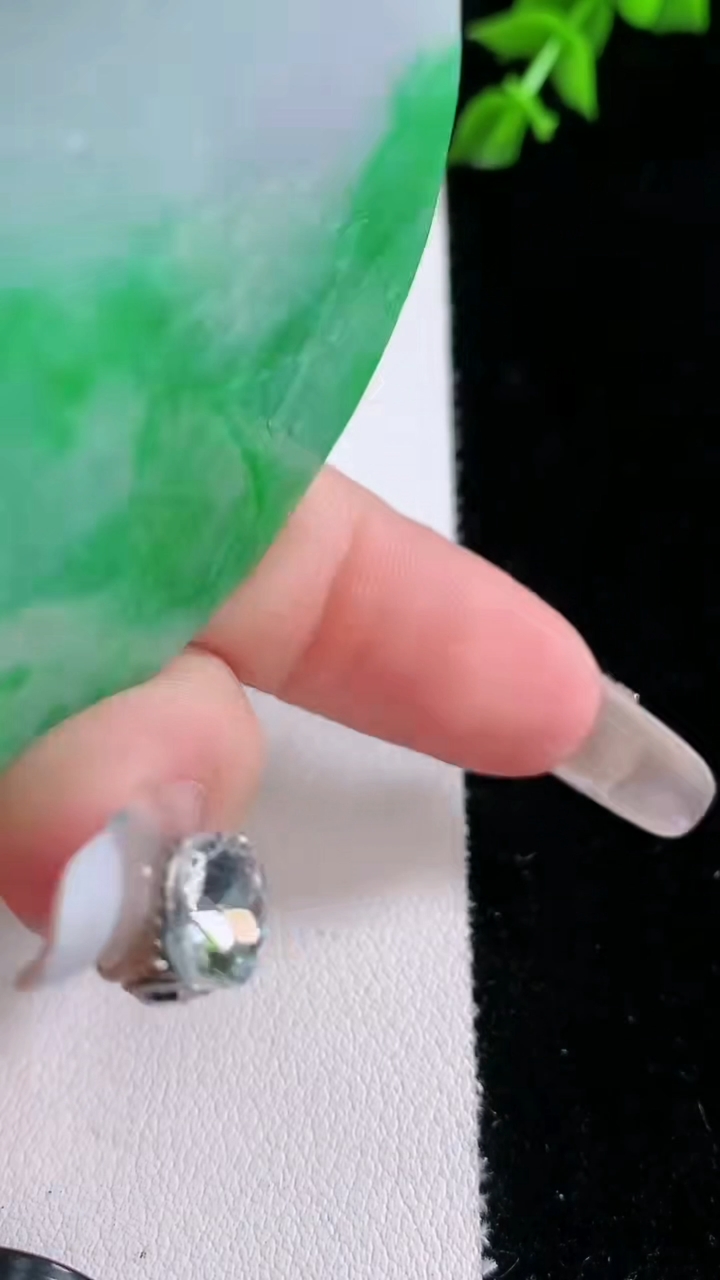 天然A货翡翠山水牌吊坠，尺寸53.7-6.2，重量:39.67g
3月6日