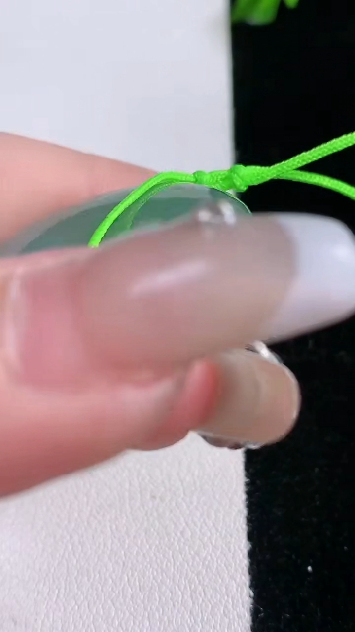 天然A货翡翠平安扣吊坠，尺寸32.2-5.7，重量:12.87g
3月6日