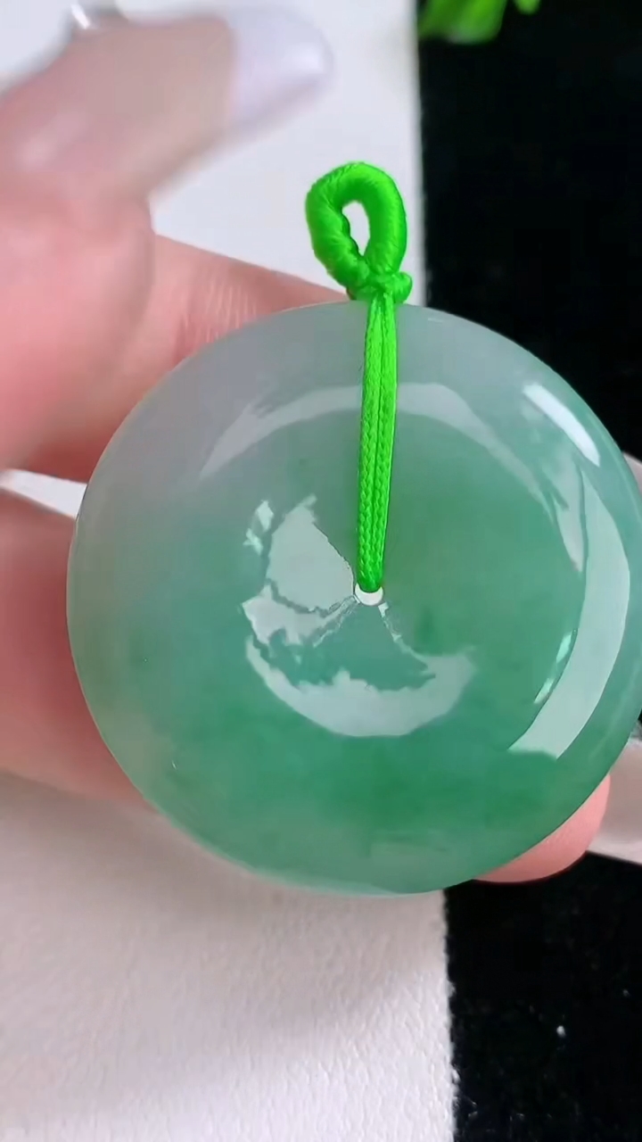 天然A货翡翠平安扣吊坠，尺寸33.8-5.6，重量:13.64g
3月6日