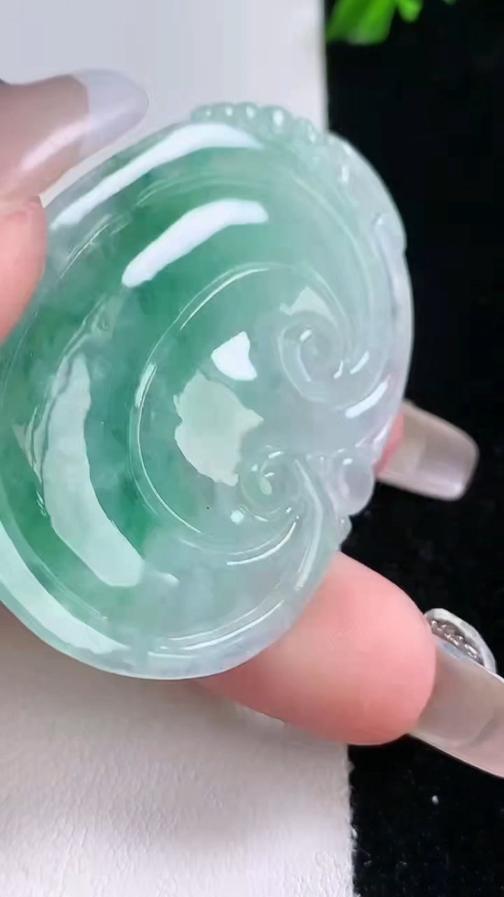 天然A货翡翠飘花如意吊坠，尺寸50-34.2-5.5，重量:17.93g
3月6日