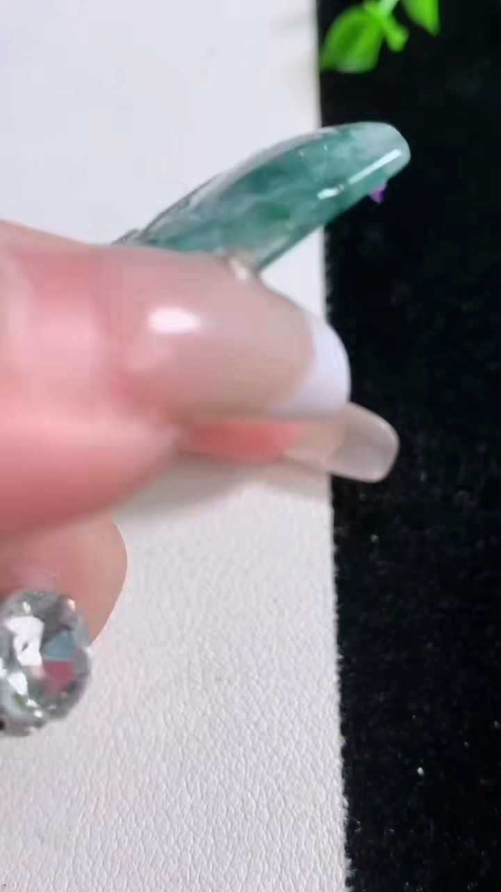 天然A货翡翠牌吊坠，尺寸64.7-41-5.5，重量:36.66g
3月6日