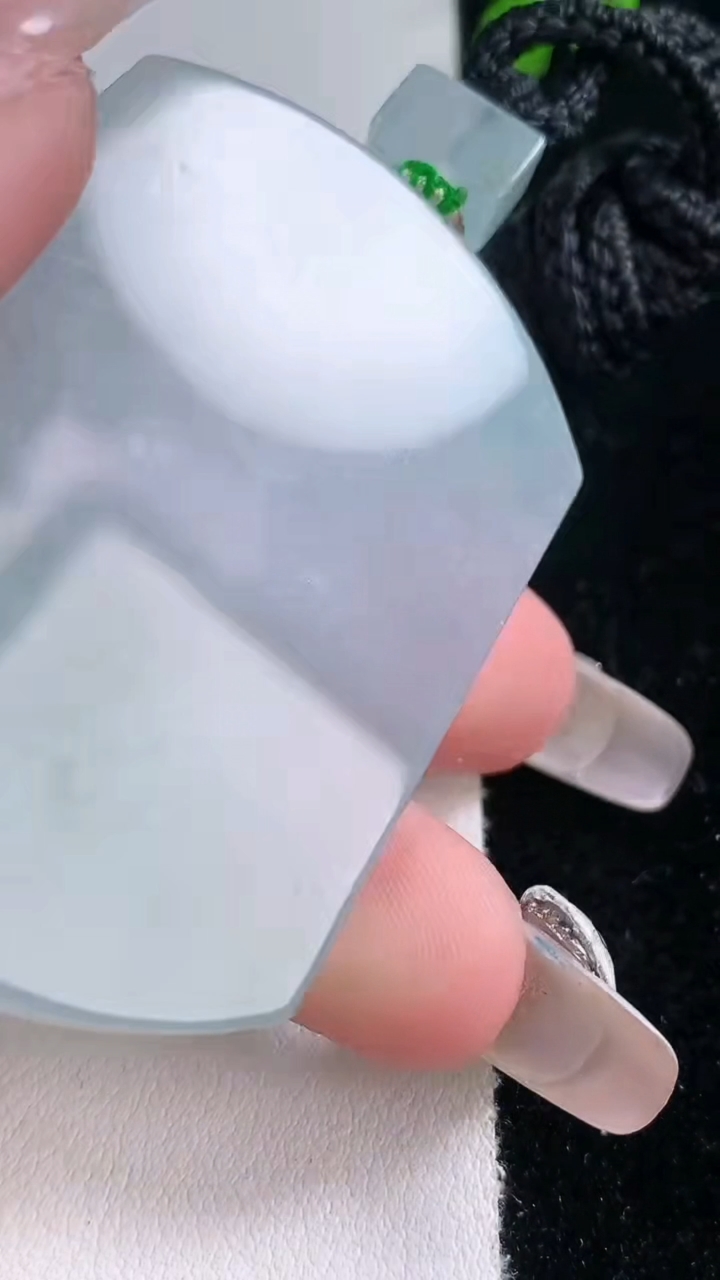 天然A货翡翠无事牌吊坠，尺寸53-38.8-5.9，重量:42.21g
3月6日