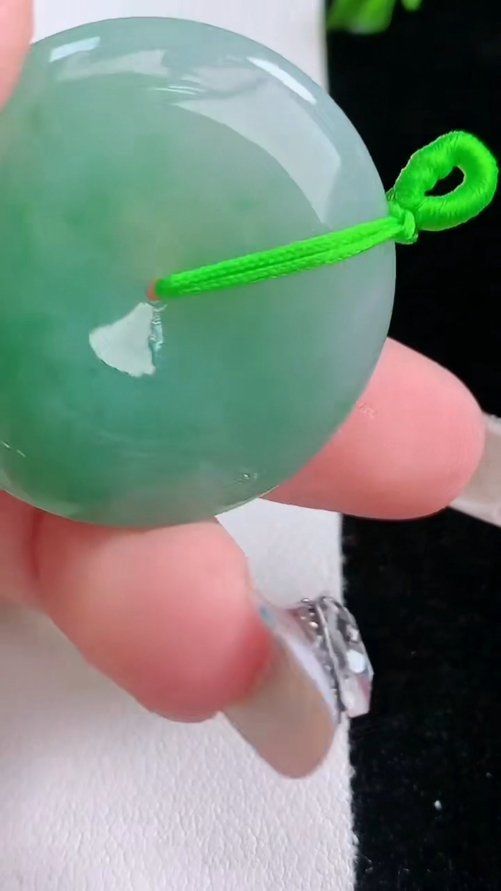 天然A货翡翠平安扣吊坠，尺寸33.8-5.6，重量:13.64g
3月6日