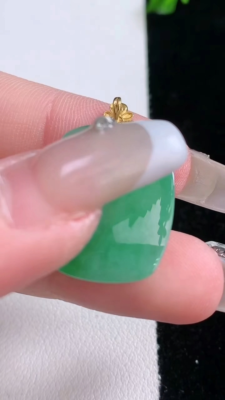 天然A货翡翠无事牌吊坠，尺寸22.8-17.7-5.4，重量:4.68g
3月6日