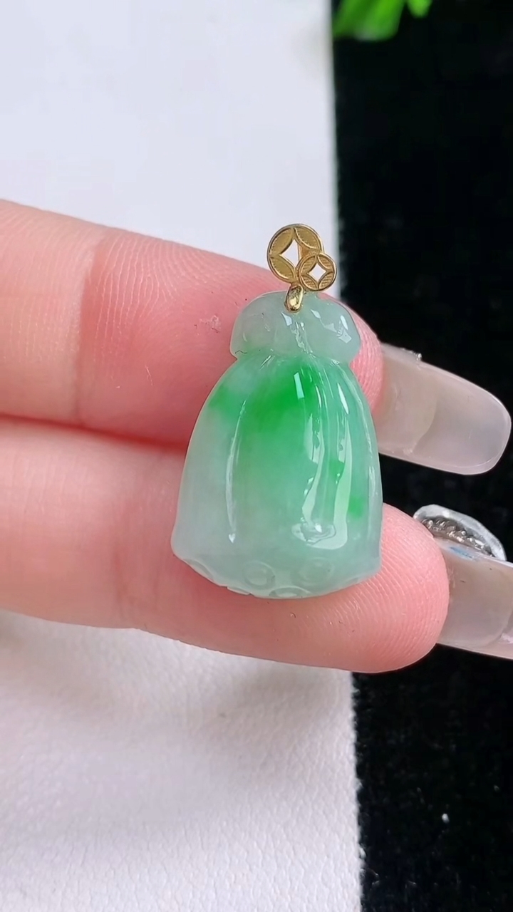 天然A货翡翠莲蓬吊坠，尺寸21-14.6-8，重量:4.21g
3月6日