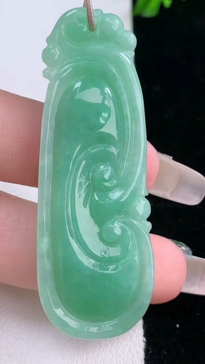 天然A货翡翠如意吊坠，尺寸56.2-19.8-4.4，重量:10.17g
3月6日