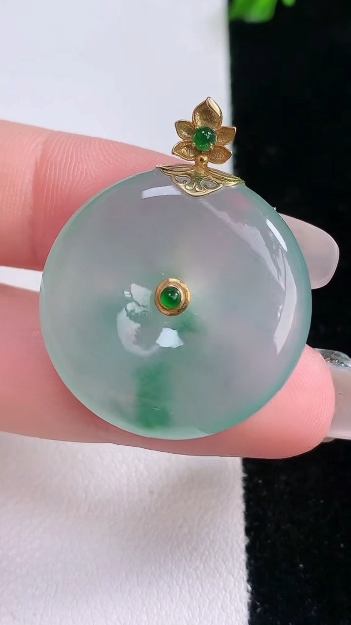 天然A货翡翠种飘花平安扣吊坠，尺寸26.7-5.5，重量:9.44g
3月6日