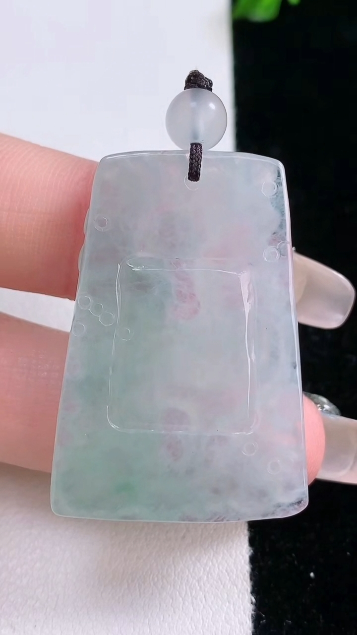 天然A货翡翠生肖鸡吊坠，尺寸37.6-26-4.7，重量:11.76g
3月6日