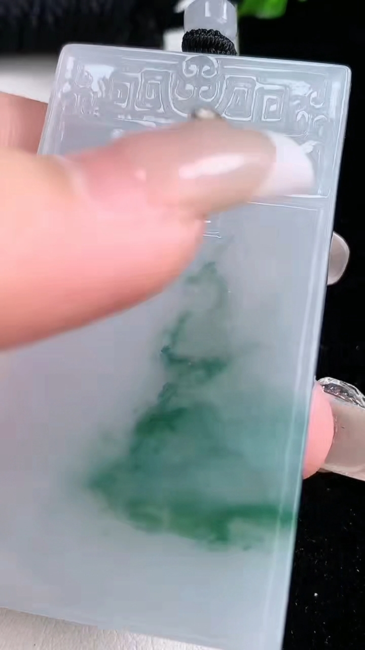 天然A货翡翠飘花仿古无事牌吊坠，尺寸59.2-33-5.2，重量:37.63g
3月6日