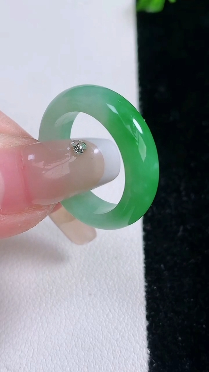 天然A货翡翠指环戒指，尺寸18-5.8-3.2，重量:4.40g2026年3月6日
工厂直销收藏佳品,种好水足，色泽均匀，有种有色，上手高大气！