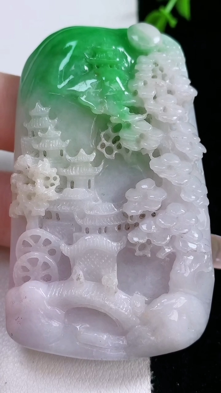 天然A货翡翠山水牌吊坠，尺寸67.6-40-12.6，重量:76.16g
3月6日