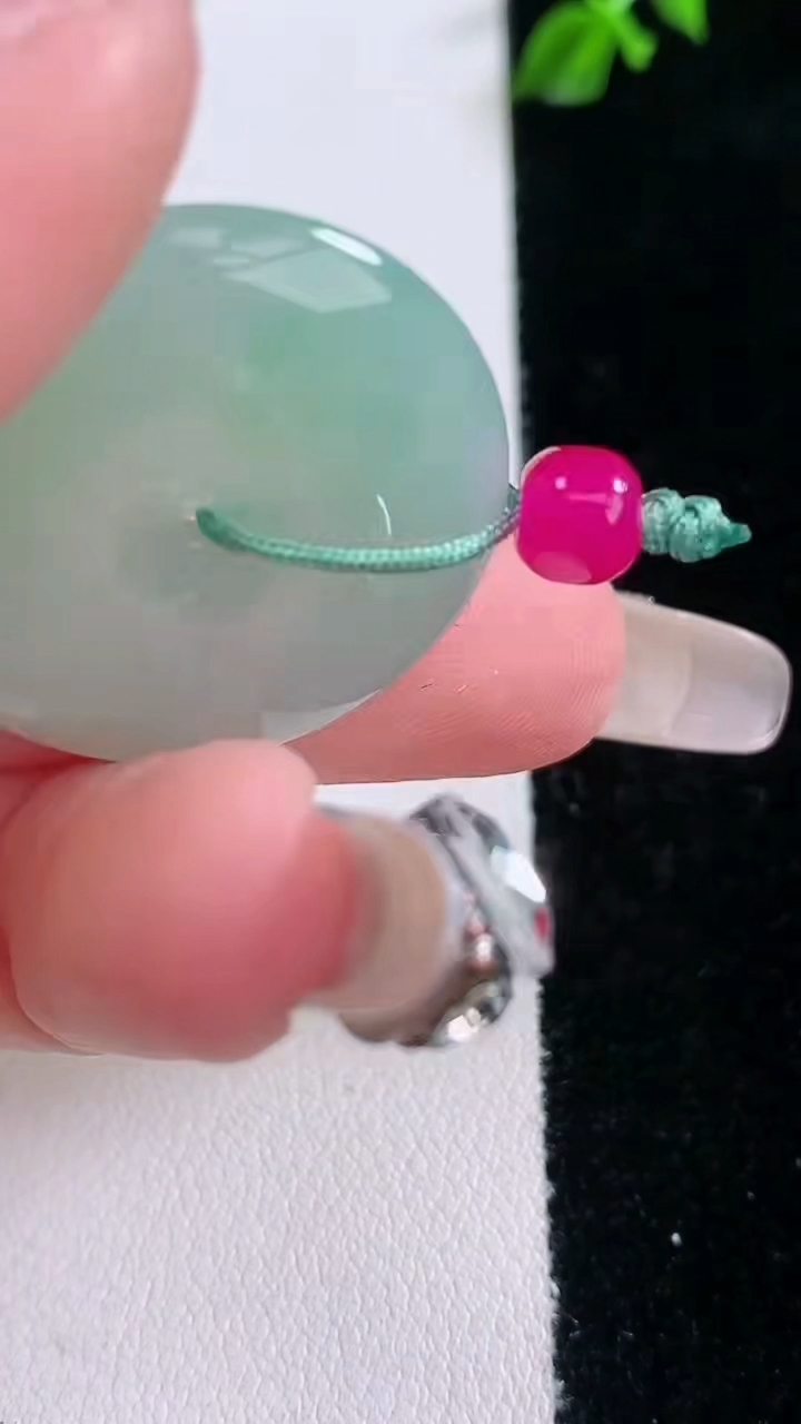 天然A货翡翠平安扣吊坠，尺寸27-5.2，重量:8.54g
3月6日